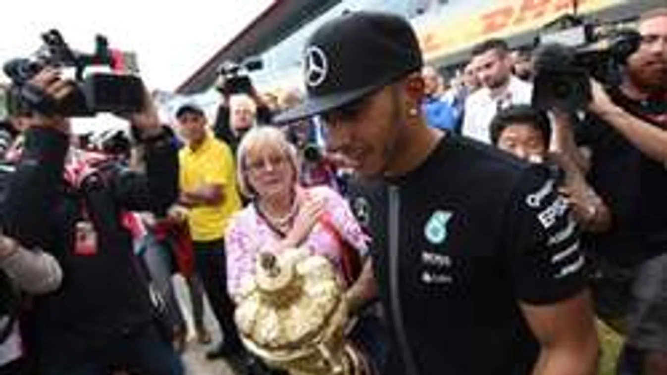 Kitalálod, mit varratott magára Hamilton? - fotó