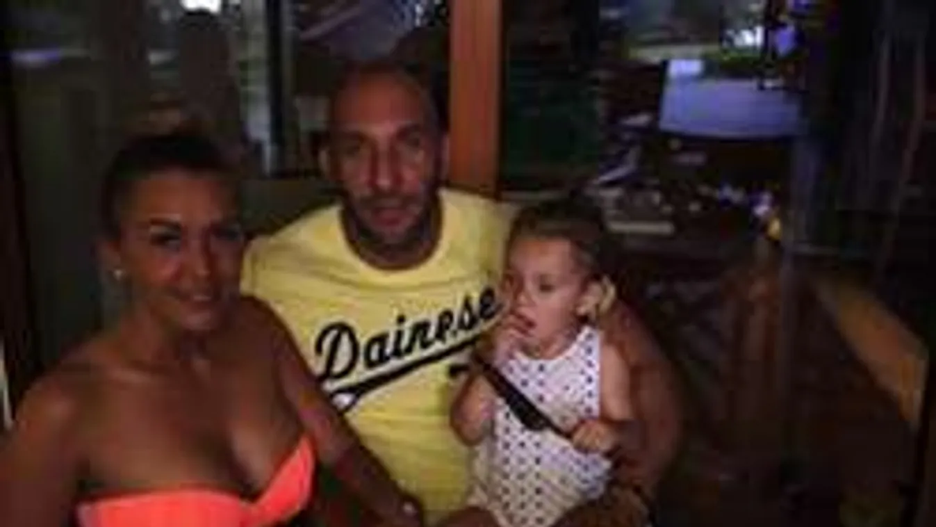 Karikagyűrűvel az ujján pózol Berki Krisztián