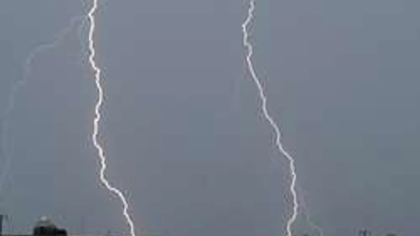 Villám csapott egy budakalászi házba, nincs áram az utcában