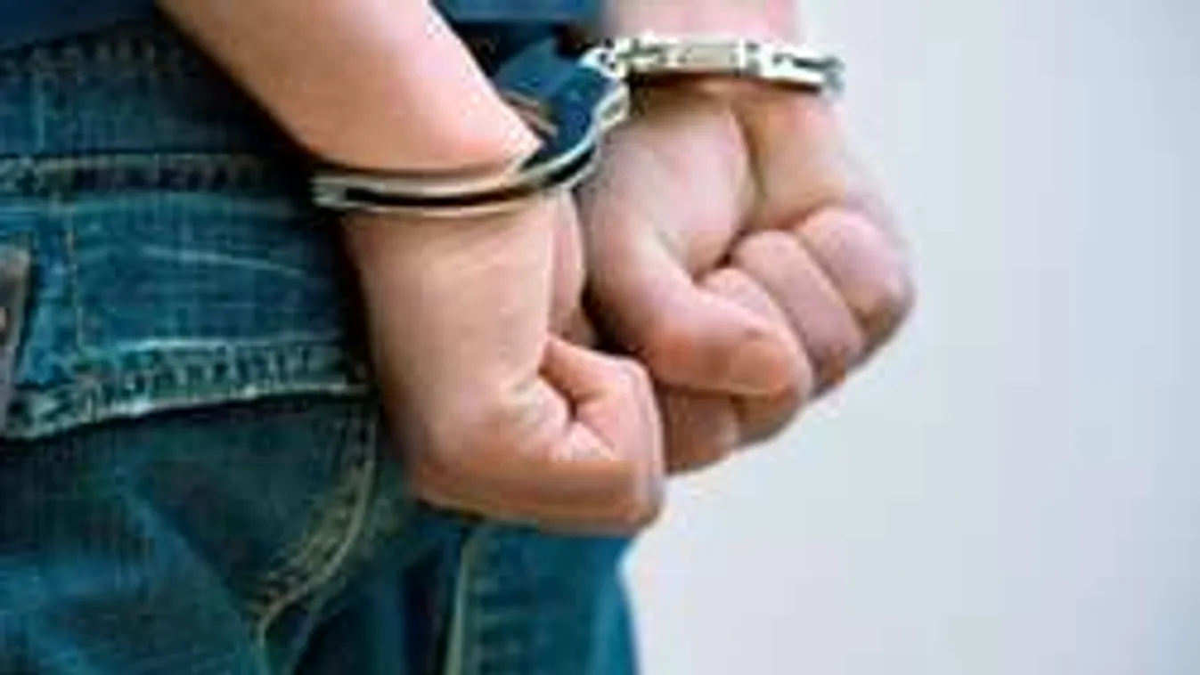 Korrupt magyar rendőrök csempészték a menekülteket Ásotthalomnál!