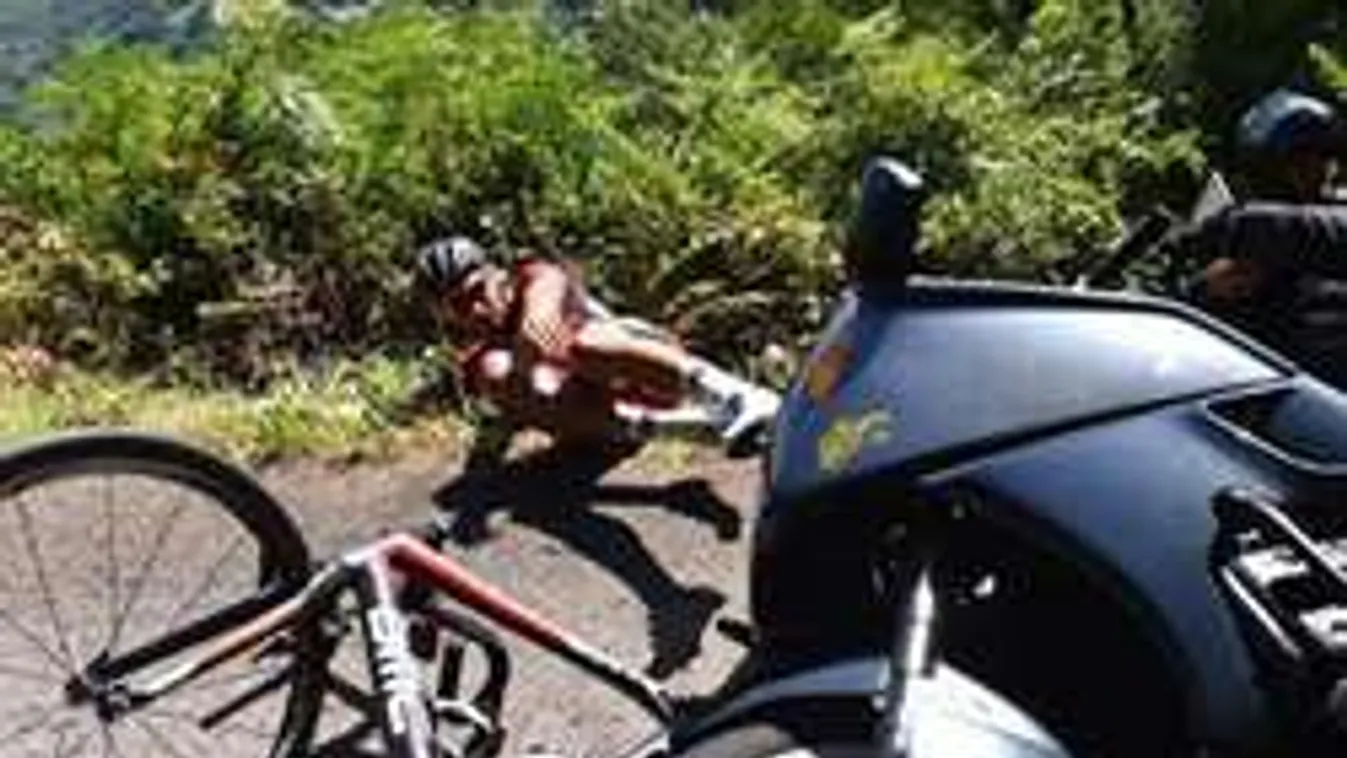 Motoros ütötte el az első helyen tekerő bringást! - videó