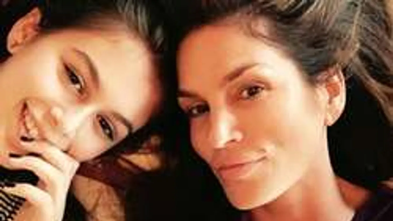 Ki van a képen? A dögös sztáranyuka vagy a lánya?