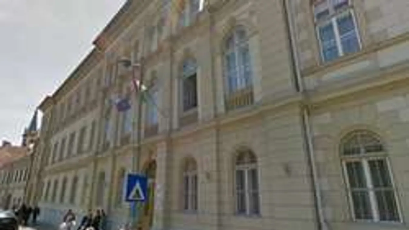 Barátainál bujkálhat az elítélt mutogatós bácsi