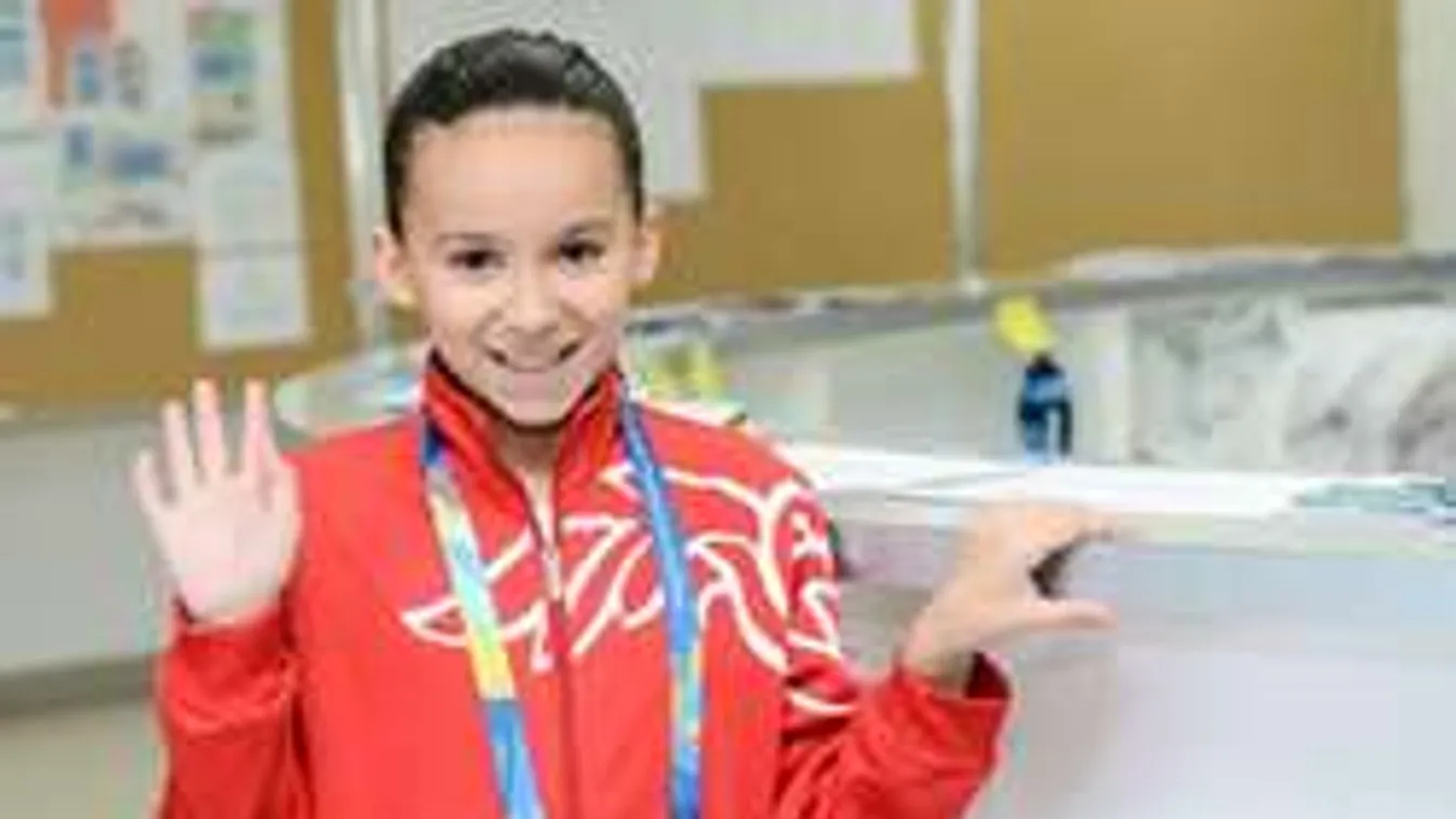 Babázás helyett vb-n úszik a 10 éves kislány