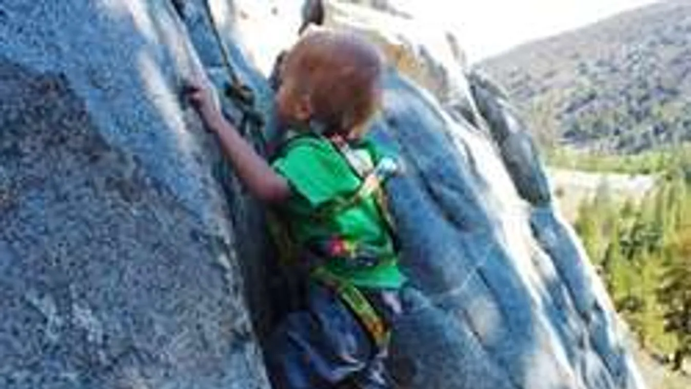 Profi hegymászó lett a kétéves kisfiú - Fotó