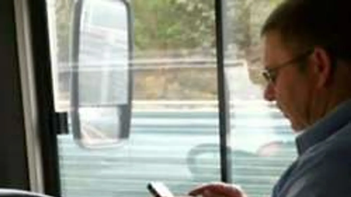Feljelentette a buszsofőrt, mert az 20 percig mobilozott vezetés közben