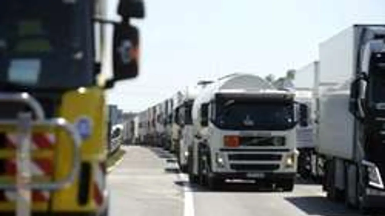 Torlódás az M7-esen, kiborult a rakomány!