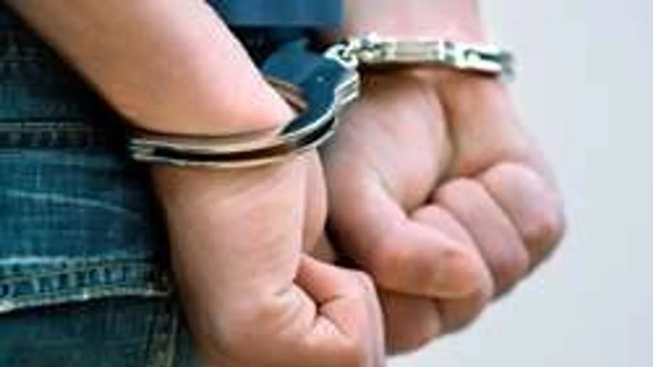 Meztelen turista verte szét a rendőrnő lábát Terézvárosban