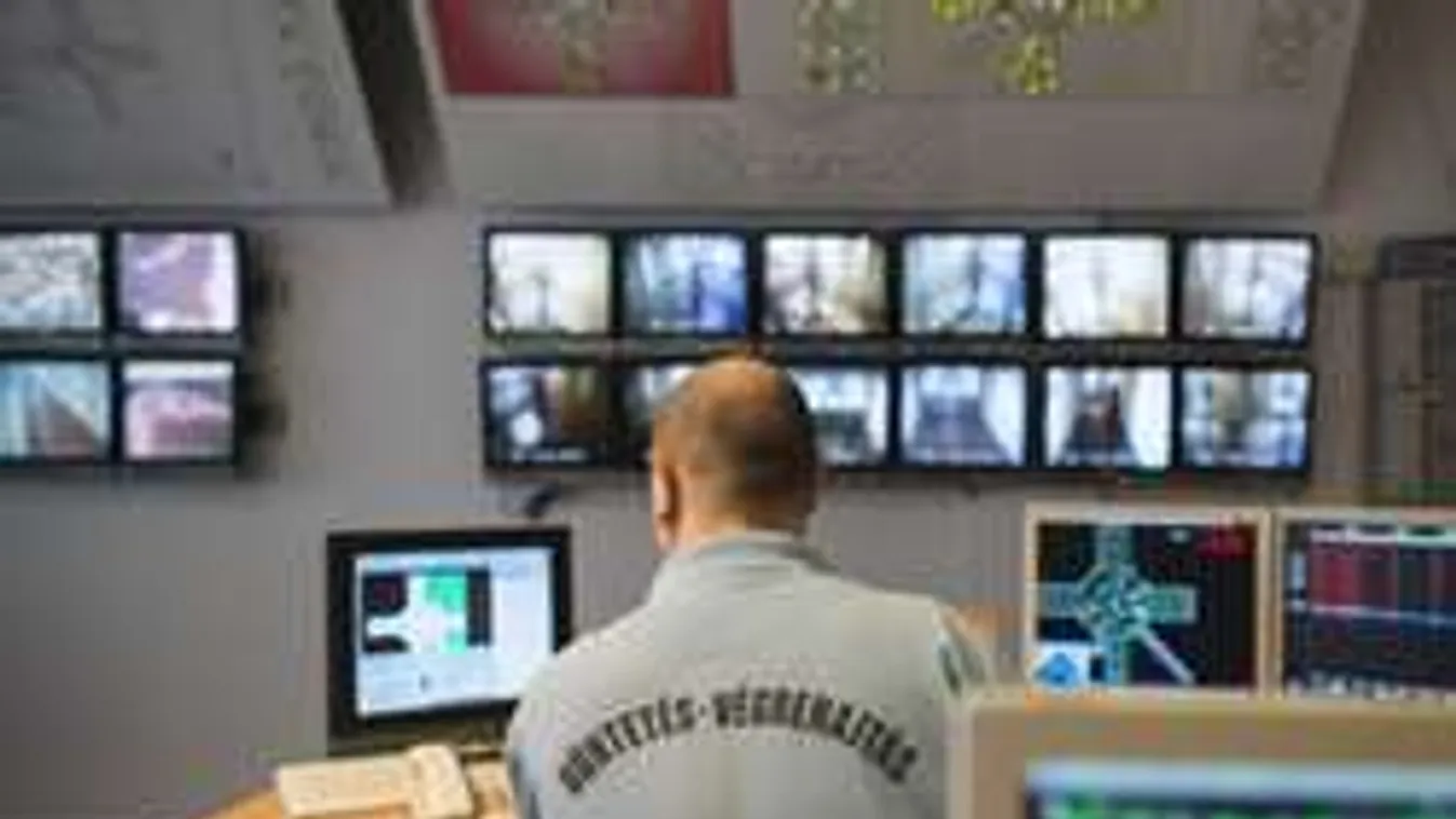 Mobiltelefont kap ajándékba minden magyar börtönlakó