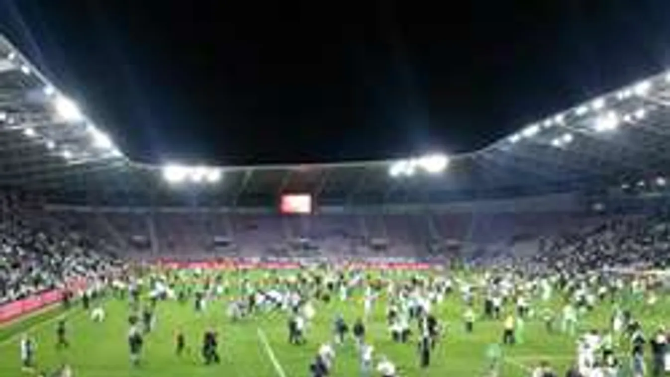 Megtámadták a csapatokat a pályára rohanó szurkolók - videó