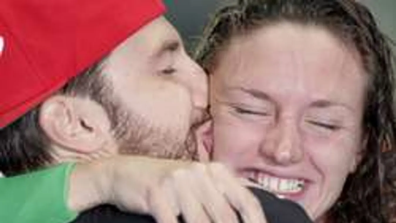 Meztelen igazság: testén hordja Hosszút a férje