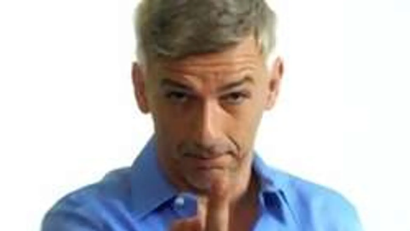 Alföldi Róbert a középső ujját mutatja a homofóboknak