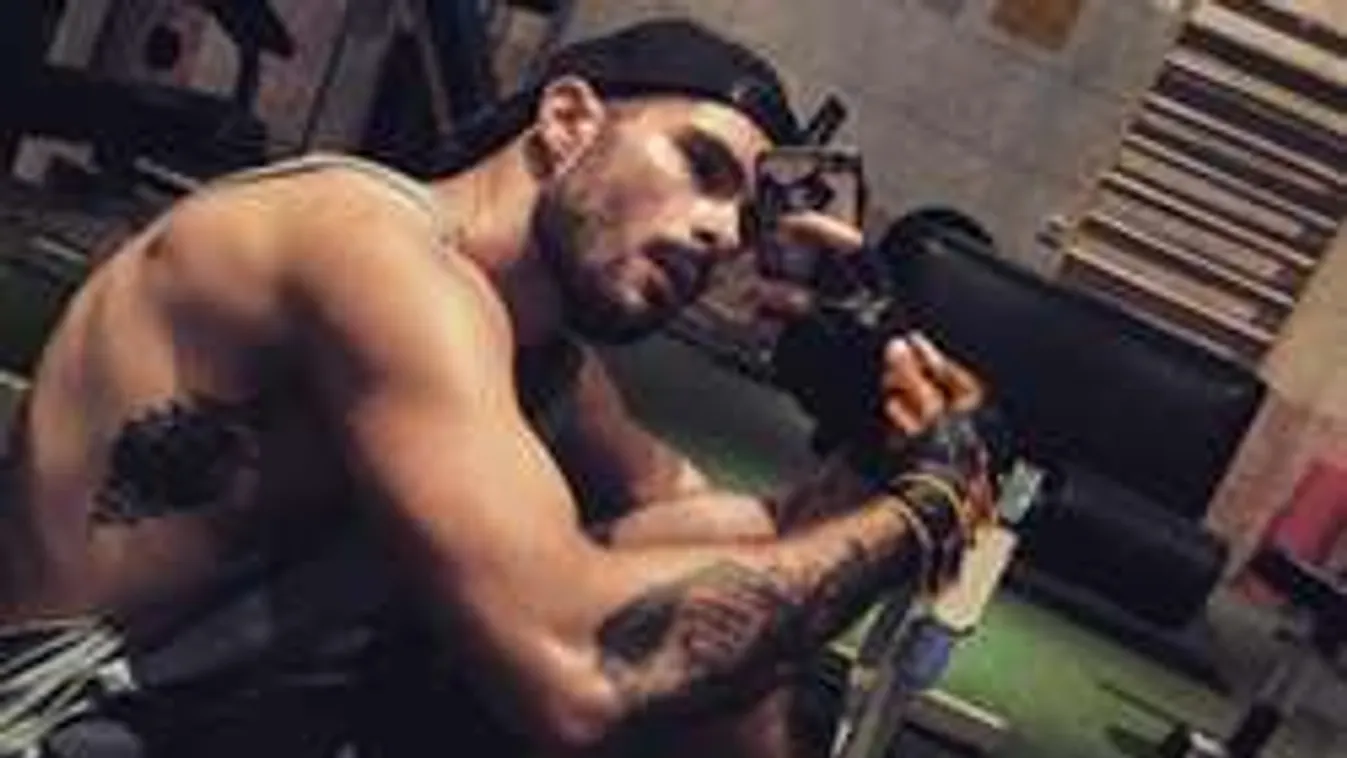 Kockásra gyúrta hasát a vézna énekes