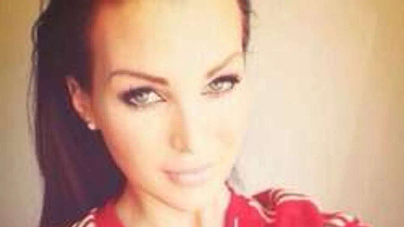 Vigaszra vár a gigamellű, pucér tetovált lány - fotók