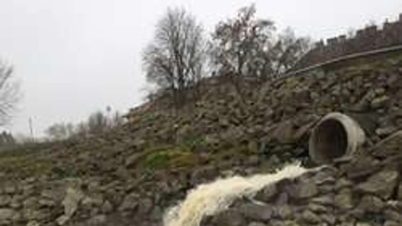 Mocskos, barna lé ömlik a Dunába Szentendrénél - Videó