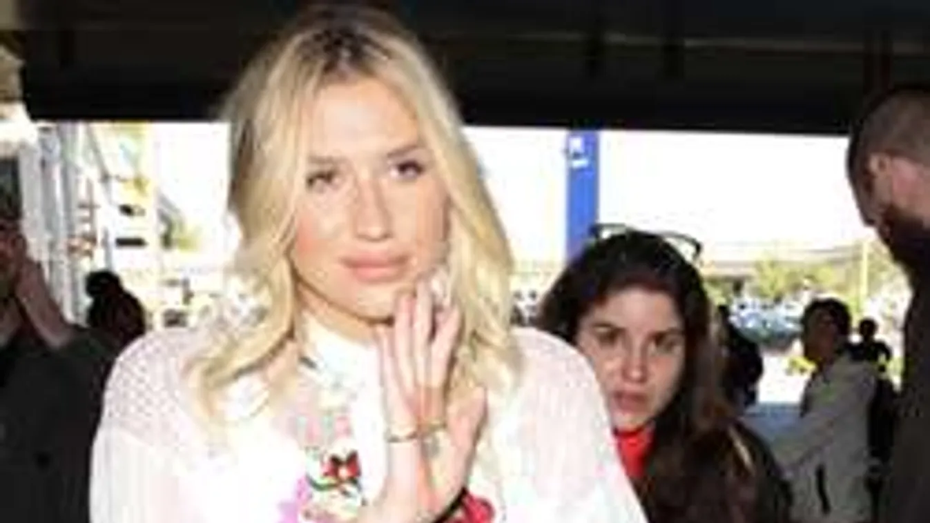 Imádják a sztárok a magyar motívumot, Kesha kalocsaiban utazott