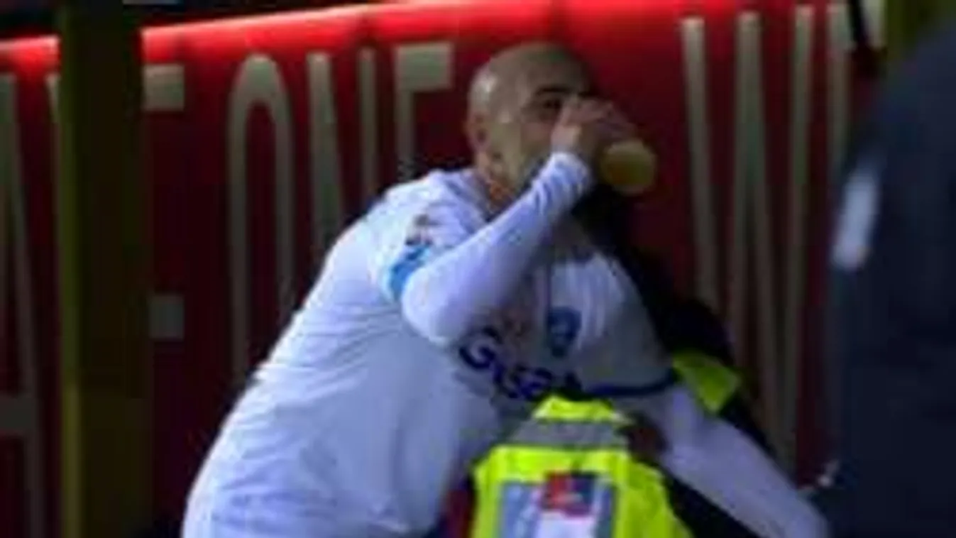 Szabad piálni a focipályán, nem tiltják el a söröző csatárt!