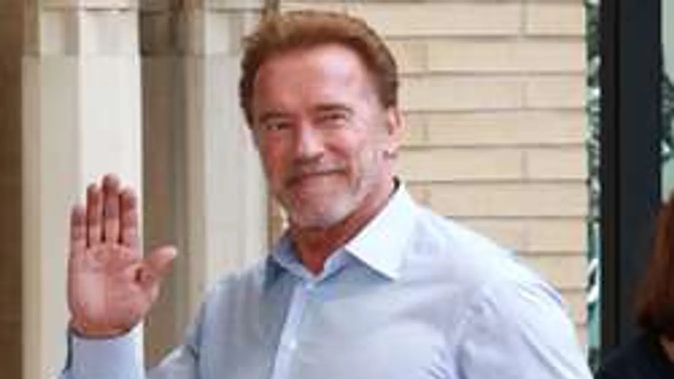 Schwarzenegger őrült ünnepi videóval támad!