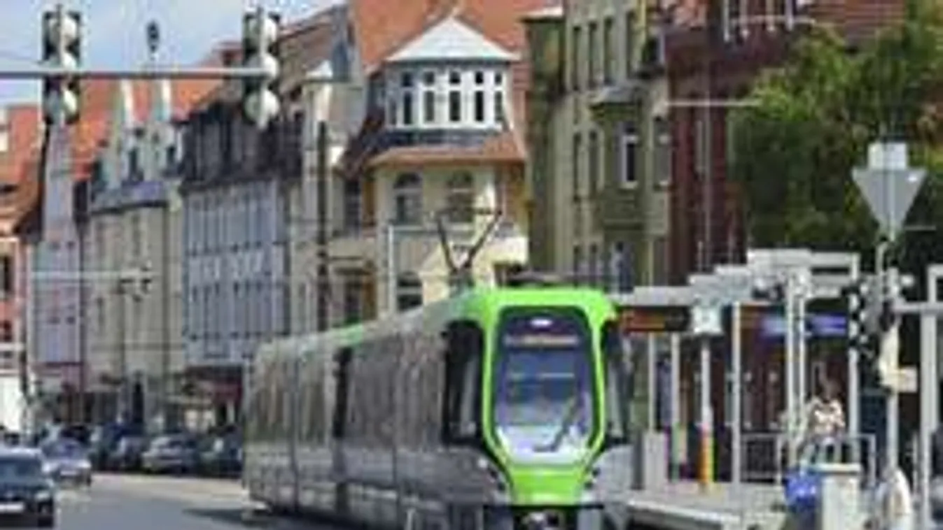 Durva szex a villamoson, fényes nappal