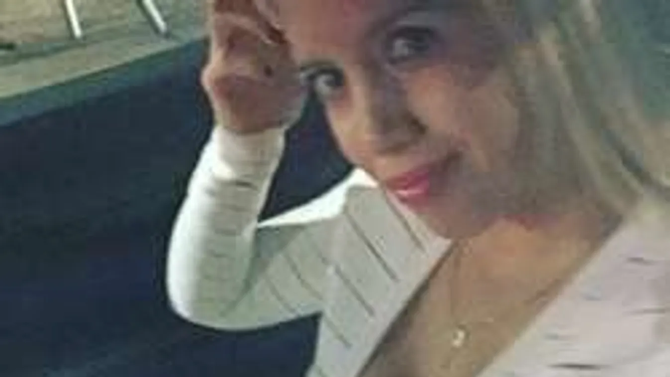 Nem szégyelli hatalmas melleit a dögös focistafeleség - fotók