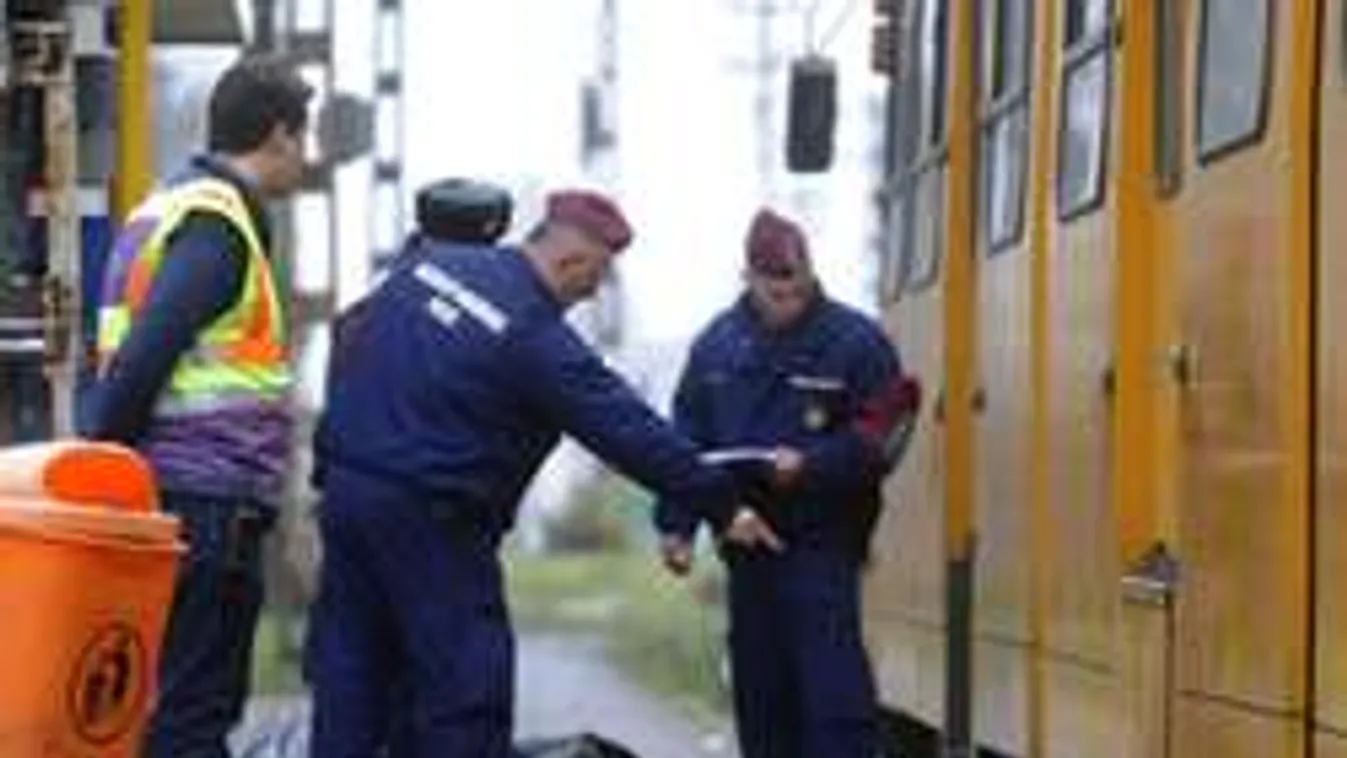 A tűzoltók emelték le a villamost a szerencsétlen férfiről