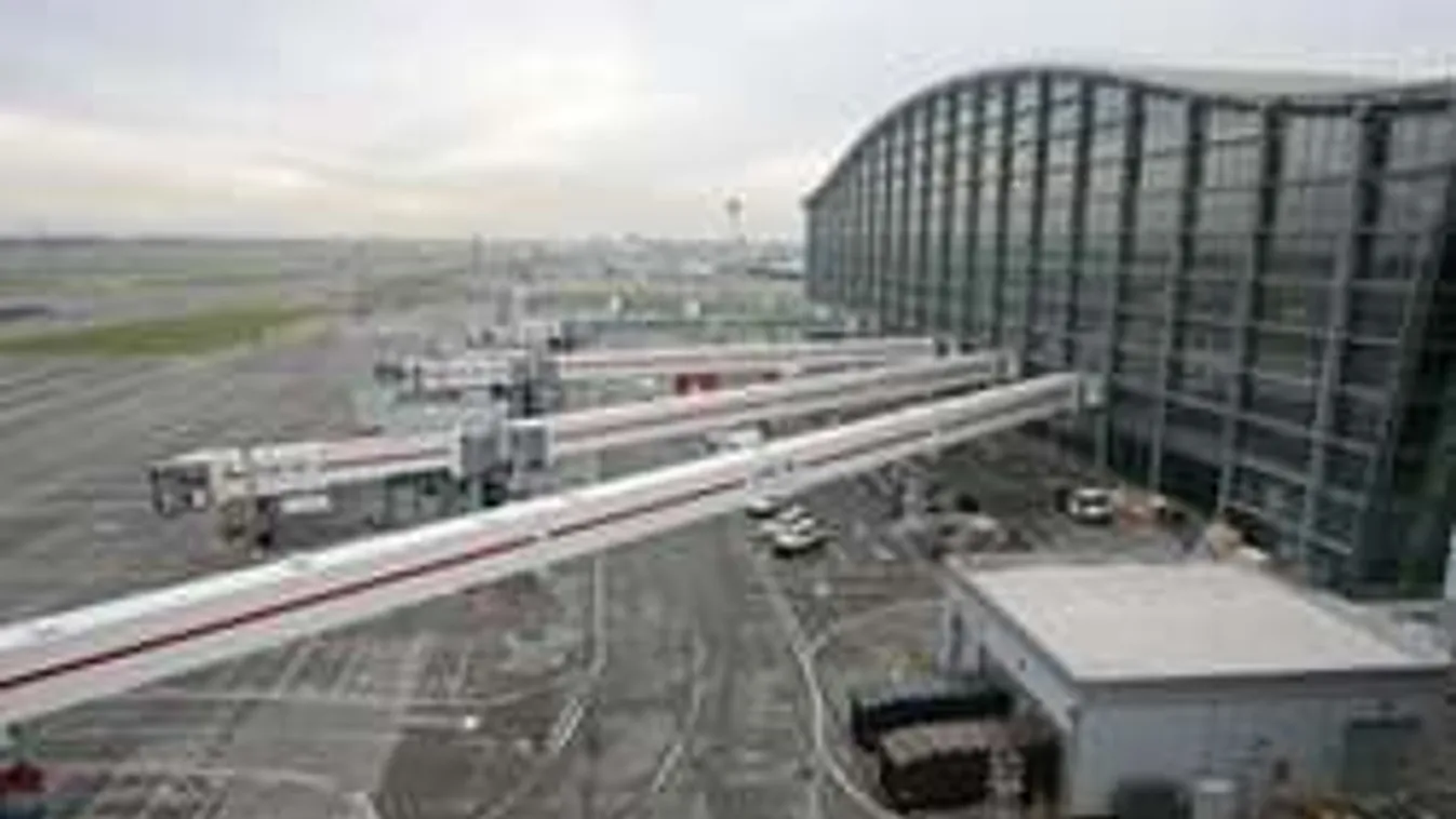 Horror a reptéren: önmagát késelte meg egy utas a londoni Heathrow-n