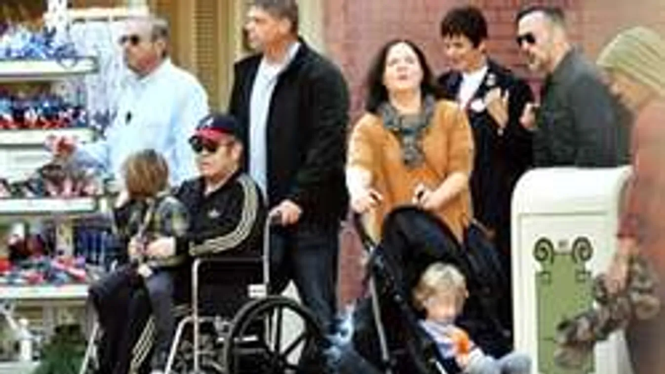 Elton John nem bírta a gyűrődést, tolószékben végezte!