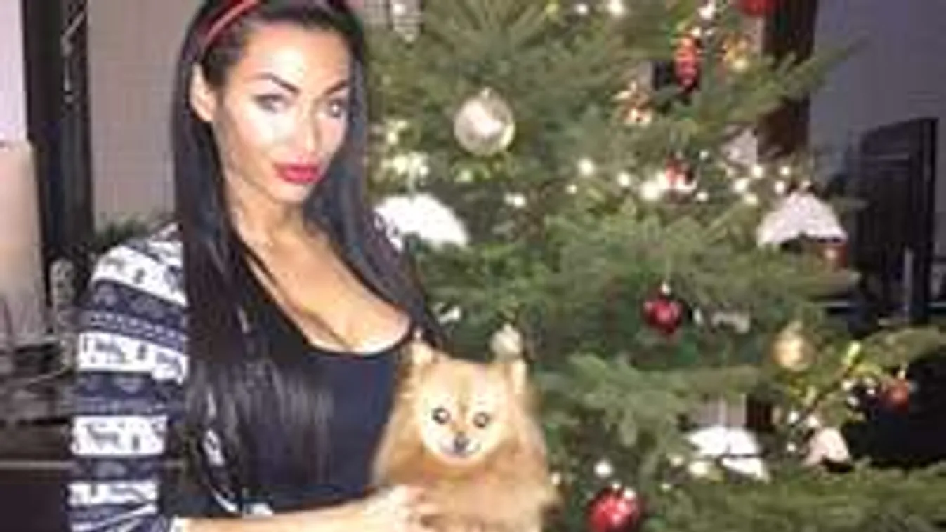 Voksán Virág hatalmas melleitől alig látjuk a karácsonyfát