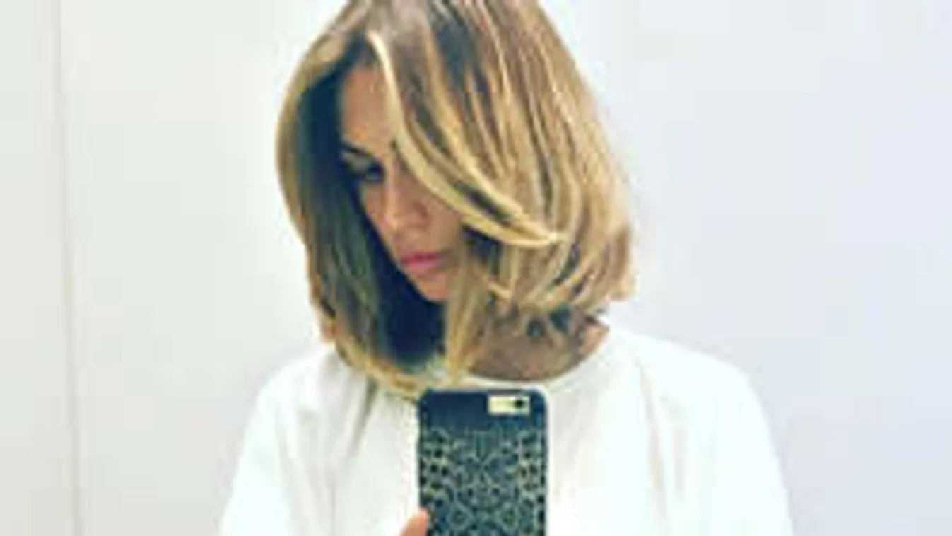 Csak egy levél takarja a focista nagymellű kedvesét