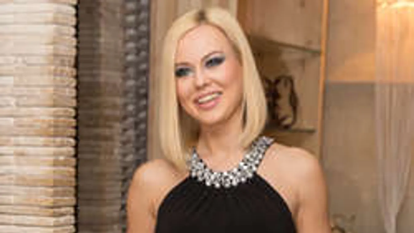 Díszítés közben formálja kerek fenekét a dögös magyar fitneszmodell