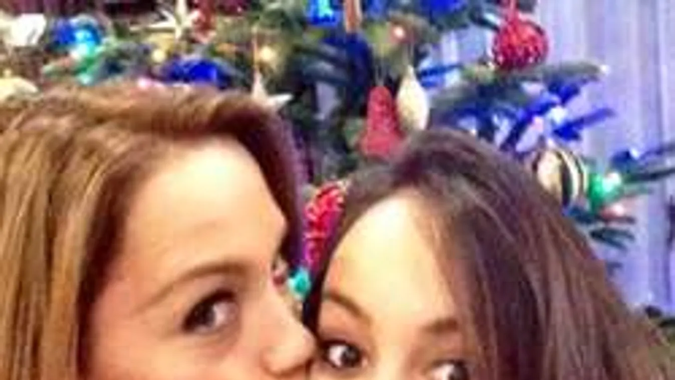 Szépséges húgával pózolt karácsonykor Kiss Ramóna