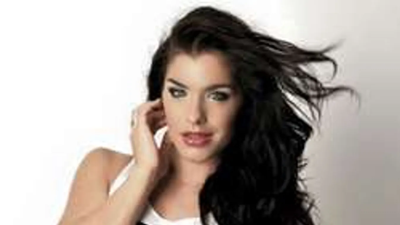 Szexi rendőrnőként büntette a közönségét Dér Heni - Fotó