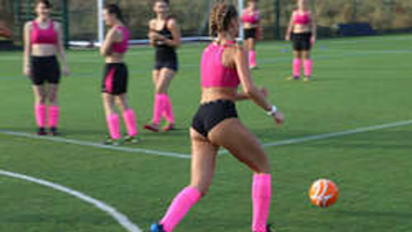 Kitiltották a szexi csajokat az angol focipályákról!