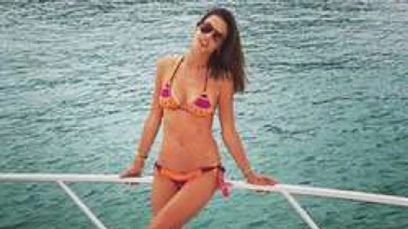 Így pancsol egy hibátlan testű kétgyerekes sztármami - Videó