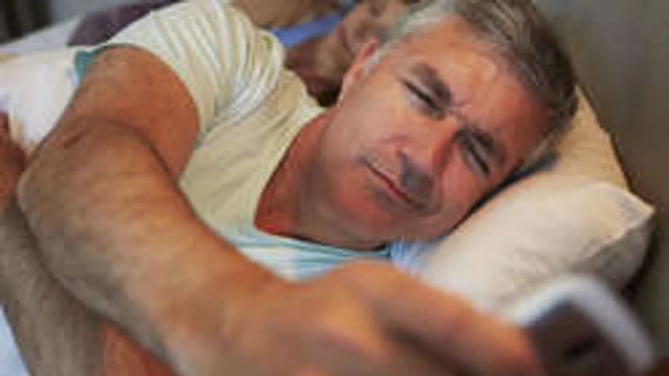 Tinilány ébreszti a férjet. De mit szól hozzá az asszony?