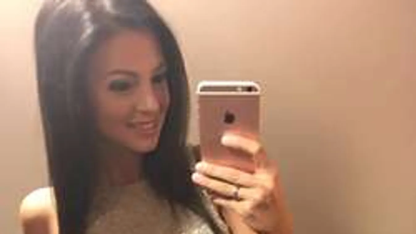 Hoppá, de furcsa: Sarka Kata elfelejtett melltartót venni!