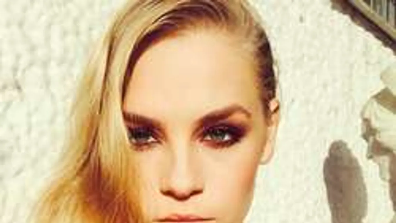 Iszak Eszti még sosem volt ennyire dögös!