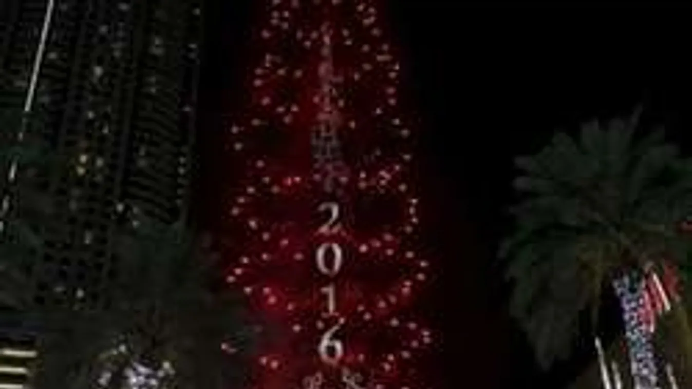 Skizofrén! Dubaiban a lángoló felhőkarcoló mellett végül megtartották a tűzijátékot