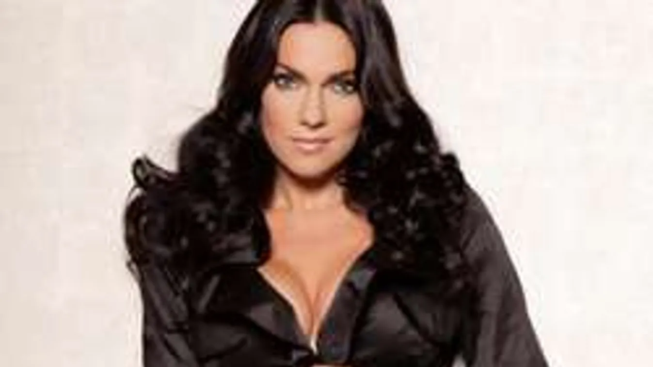 Szőrös kis perverzek fogdosták Bódi Sylvi melleit - Fotó