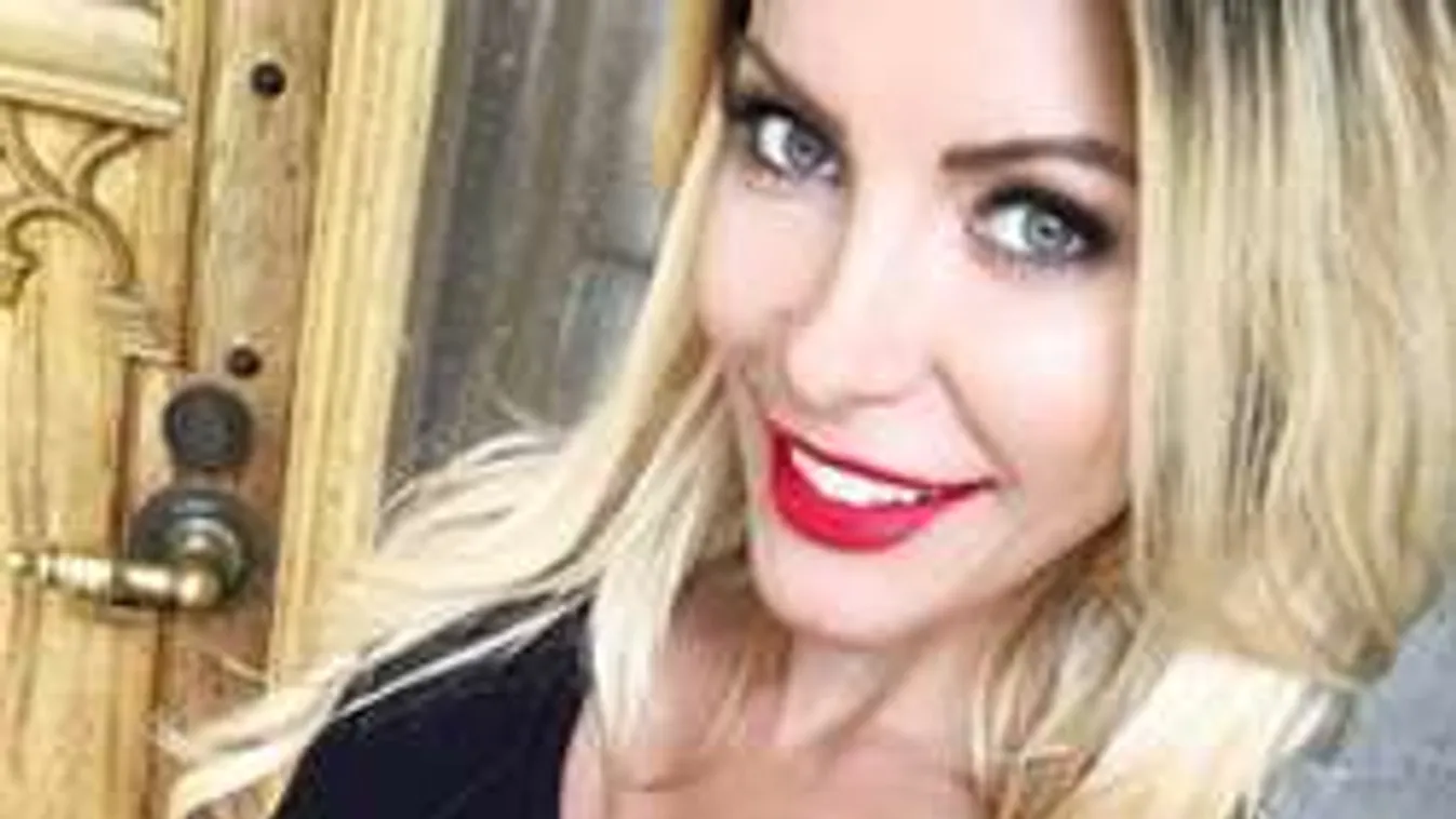 Izgató bugyiban mutatta meg tökéletes popsiját a sajtómágnás neje