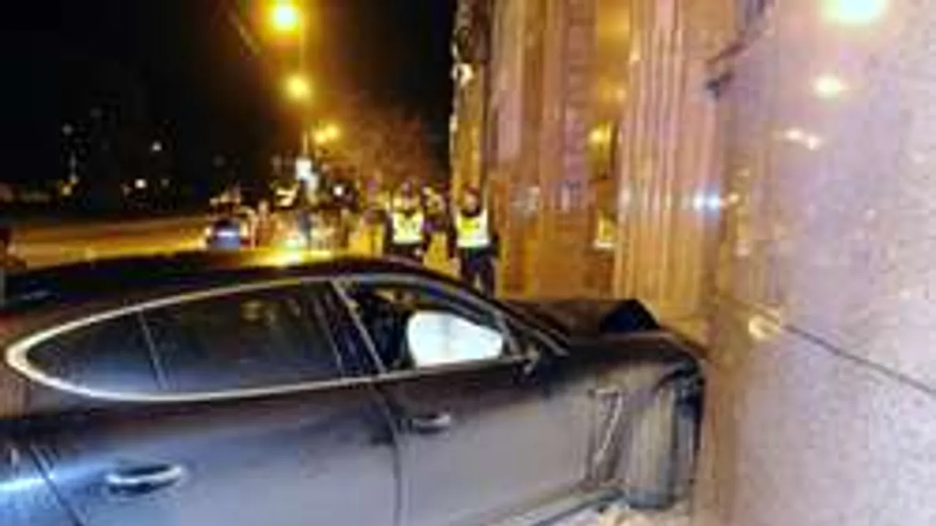 Így rontott neki a Belügyminisztériumnak egy Porsche - Fotók