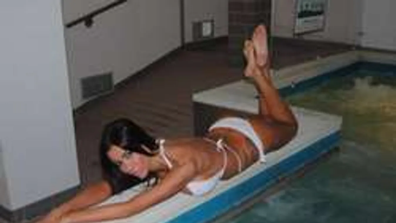 Meztelenül pózol a nagymellű, érzéki táncosnő - fotó