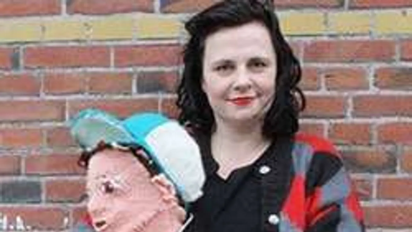 Elhidegült tőle a fia, ezért kötött magának egy új gyereket