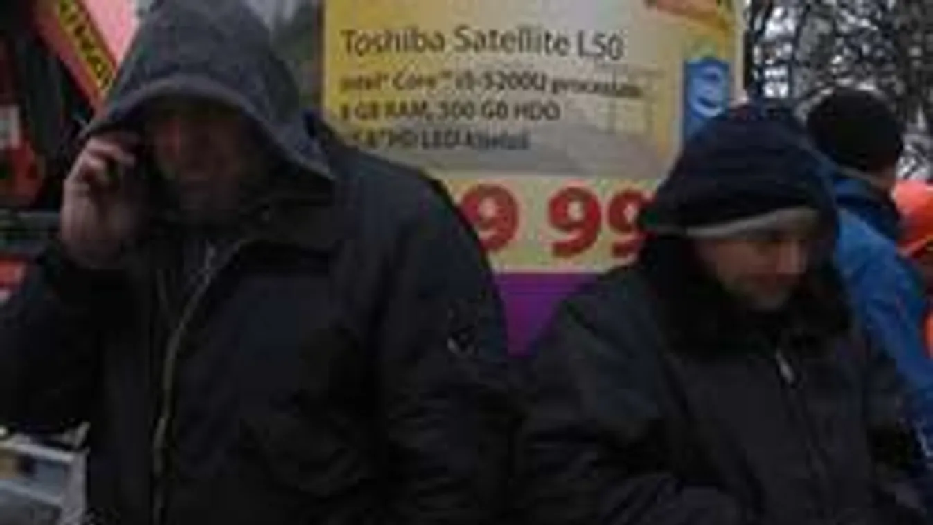 Csuklyás maffiózó-szerű alakok védik Simicska hirdetőoszlopait