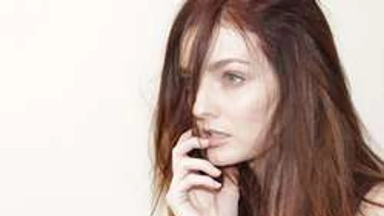 Botrányt okozott a milliárdos modell szoptatós fotója