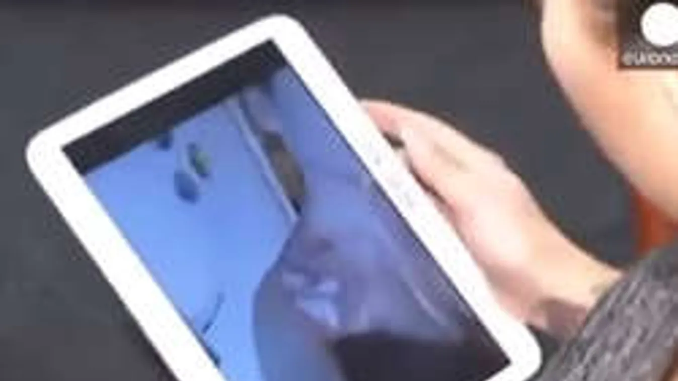 Migránsok égő petárdát nyomtak egy lány nyakába