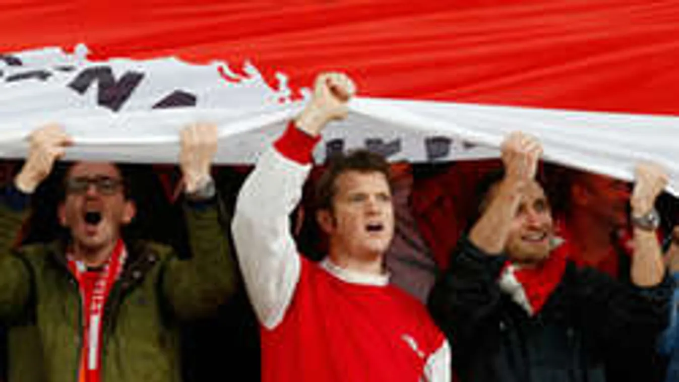 Mezben és focicsukában állt az oltár elé a drukker