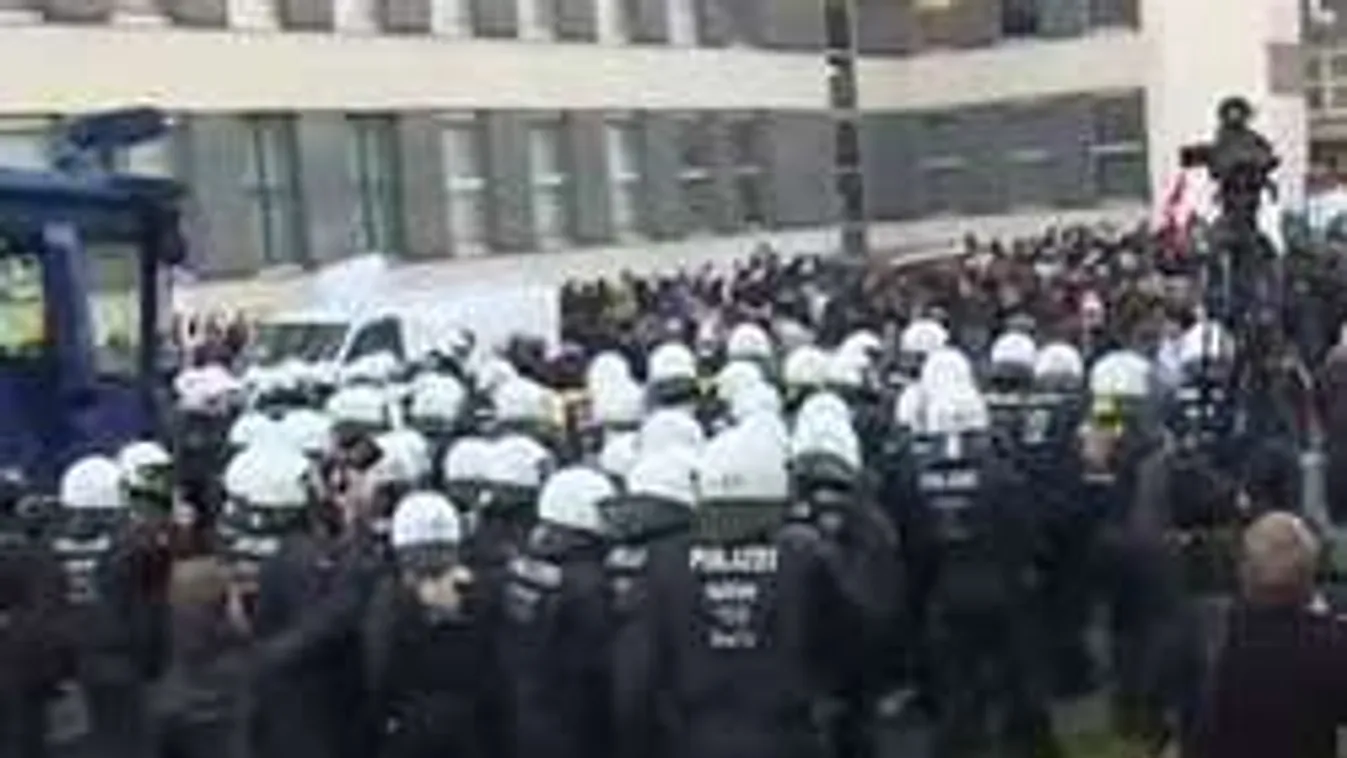 Vízágyúkkal oszlatták a molesztáló migránsok miatt dühöngő kölnieket