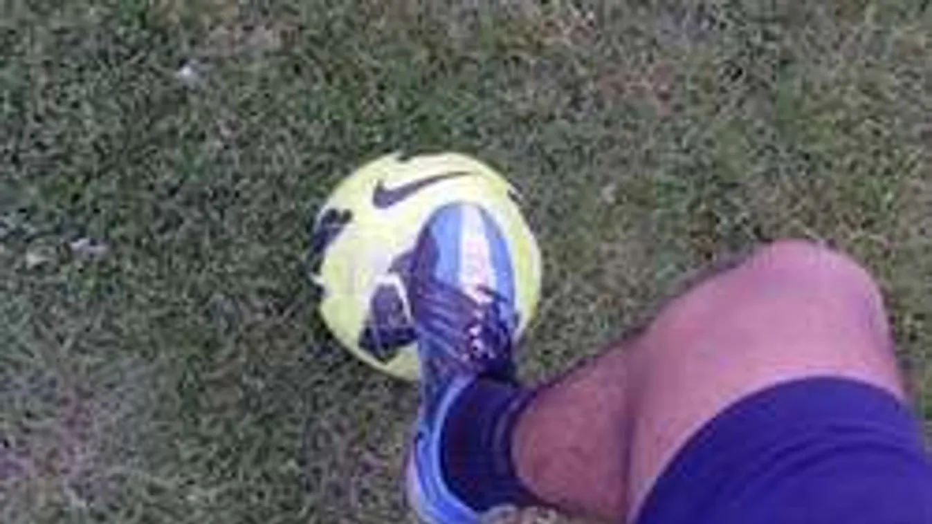 Teljes döbbenet: sosem látott focihuligán tört be a pályára - VIDEÓ