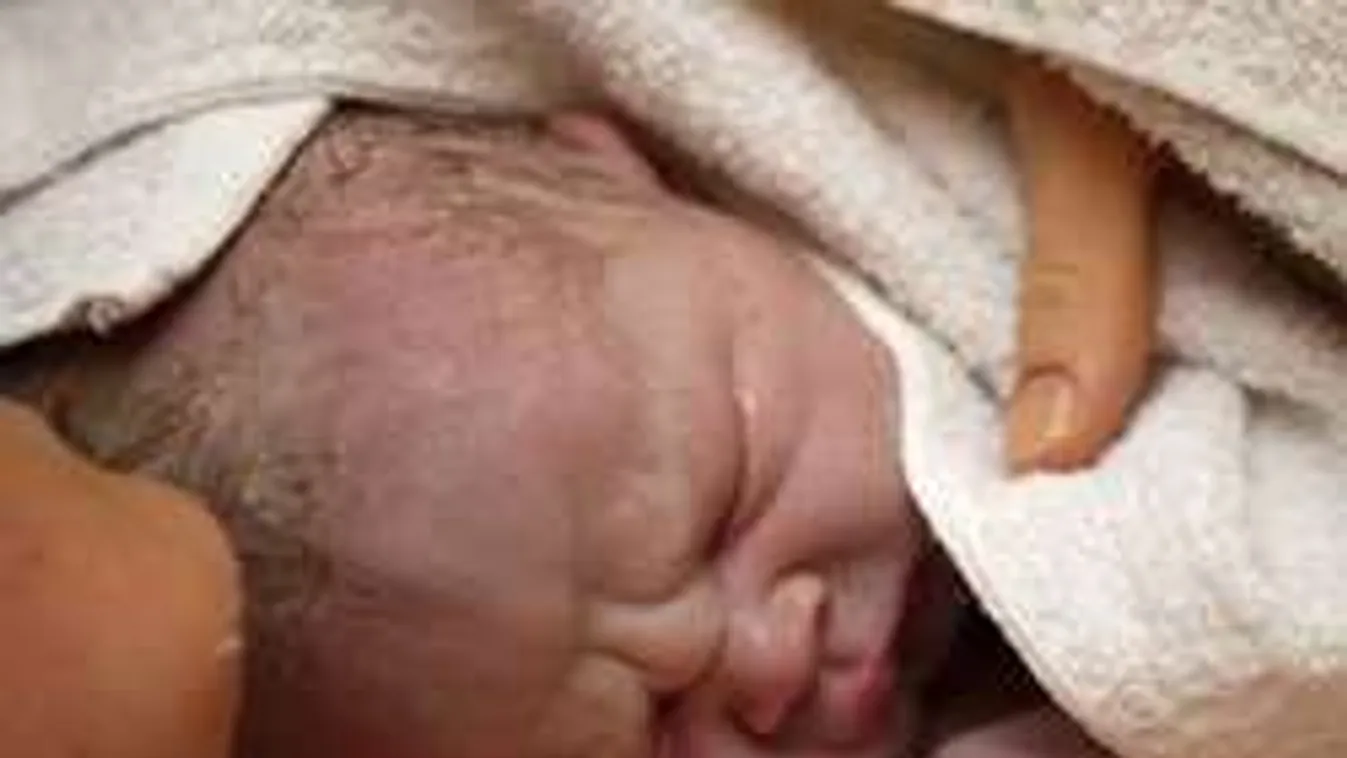 25 évesen tudta meg, hogy kicserélték a kórházban